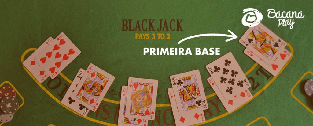 BLACKJACK TABLE AND AN ARROW POINTING TO THE FIRST BASE AND TEXT “PRIMEIRA BASE”
